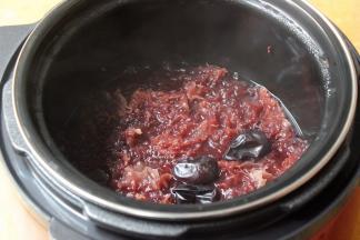 按豆类/猪蹄键，约70分钟。每个压力锅不同，总之用最难煮的哪个功能即可。