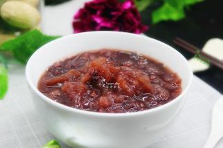 满满的胶原蛋白粥就好了。一年四季皆可以吃，常吃，可以美容哦。