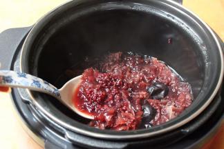 这是熬好的黑米银耳粥，Q汤，浓稠；加入红糖拌均即可食用。