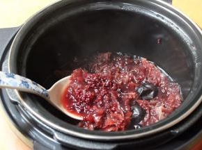 这是熬好的黑米银耳粥，Q汤，浓稠；加入红糖拌均即可食用。