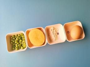 食材准备:豌豆粒20克、土豆68克、面粉5克、鸡蛋1枚