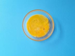 鸡蛋磕开打散均匀