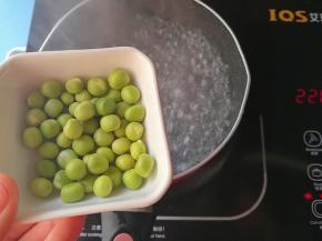 起锅煮水，水开下豌豆粒