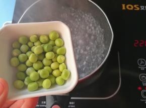 起锅煮水，水开下豌豆粒