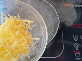 下土豆丝煮2分钟