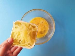 将土豆丝倒入蛋液里