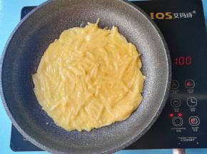 起锅倒入黑芝麻牛油果油，倒入土豆丝面糊