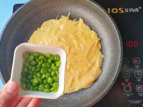 未凝固时倒入豌豆粒，小火慢煎