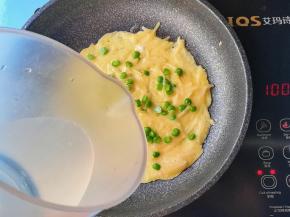 淋入适量清水，加盖，焖5分钟出锅