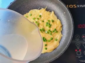 淋入适量清水，加盖，焖5分钟出锅