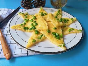 切成小三角，摆盘就可以开动喽