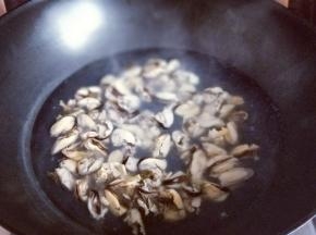将贻肉焯水，水烧开后，下入处理干净的贝肉。