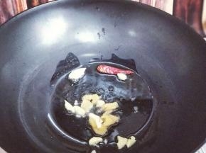 起油锅，加入切好的姜丝和蒜，辣椒煸炒。