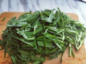 韭菜摘干净后清洗，再切段。