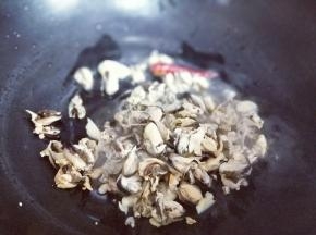 加入焯水的贝肉。