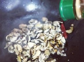 再加入十三香。