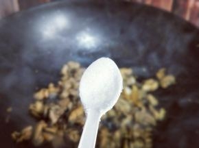 加入白砂糖。快速翻炒。