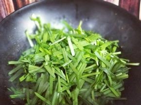 再加入韭菜，快速翻炒关火出锅。