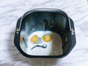 加入鸡蛋，我用的草鸡蛋比较小所以用两只蛋，60g