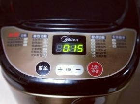 再次启动面包机揉面功能15分钟。面团光滑有手套膜，可以进行发酵。
