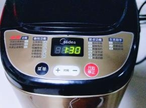 启动面包机发酵功能，天热室温发酵也可以。(注意保持面团湿度，盖上盖子或者保鲜膜)