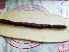 中间放上豆沙馅。