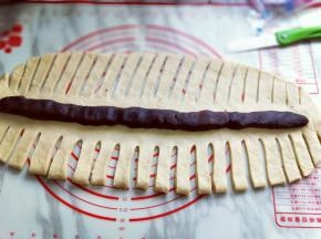 两面依次切好条状，如图。