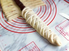 把条状从一端左右交叉，如图。