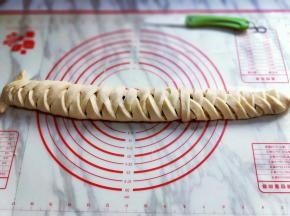 一直左右交叉到另一端，全部编好，如图。