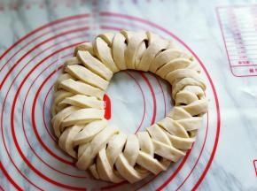 头尾连接捏紧。