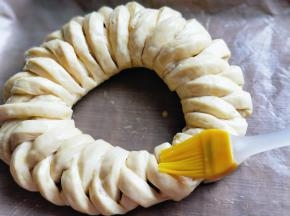 发酵好的面包胚是原来的2倍大，刷上一层薄薄的蛋液。