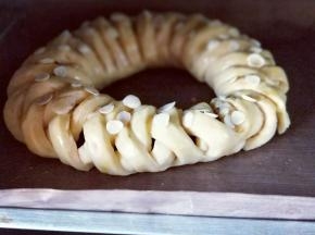 放入烤箱，中层，上下火180度烤18-20分钟。最好守在老乡旁边，必要时加盖一张锡纸，避免上色过火。