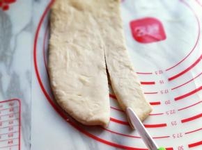 再用锋利的翻切条状。如图