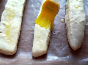 发酵好的面包胚刷上一层蛋液。(蛋液不要刷太厚）
送进烤箱，上下170度烤15-18分钟，注意观察颜色的必要时盖一张锡纸。