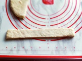 切好的长条稍做整形。