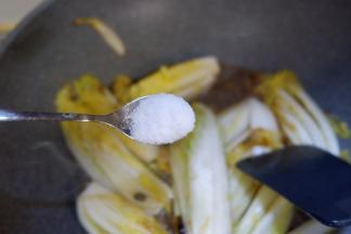 根据个人口味加适量盐。翻炒均匀即可