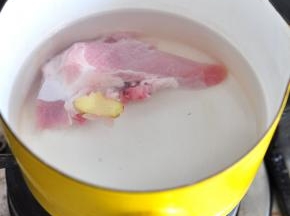 排骨冷水下锅，加入姜片，煮至水开。