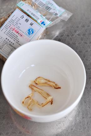 当归用水冲洗两遍，放入养生壶中。