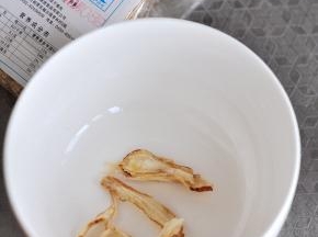当归用水冲洗两遍，放入养生壶中。