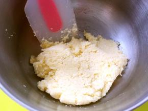 加入椰蓉馅其他材料，用刮棒一直按压均匀