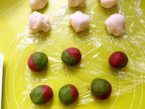 将油酥皮材料分成6等份，之后搓圆，尽量让两个颜色对半分开