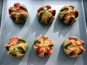 之后入烤箱160度看30至35分钟，椰蓉馅微微上色即可