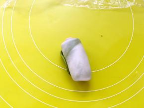 之后从红色开始卷起来，盖保鲜膜松弛15分钟