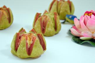 烘烤的过程中，荷花的花瓣会慢慢打开，层层酥皮，就像一朵含苞待放的荷花，很漂亮