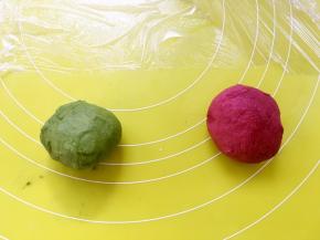 分成2份，分别加入抹茶粉跟甜菜根粉，继续用刮棒按压，将颜色调均匀，调好的面团可以冷藏一小会