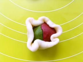 包裹上油酥皮材料，收好收口，注意记清楚两个颜色的摆放位置，我都是按照收口前一左一右的摆放的