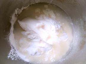 混合水油皮材料，和成面团