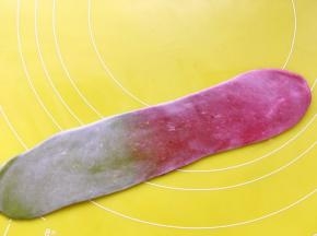 松弛好的牛舌卷顺着长度擀长