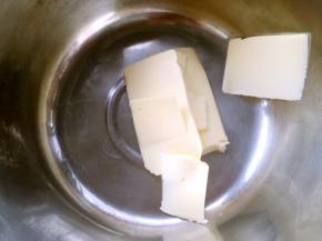 先做椰蓉馅，黄油室温软化