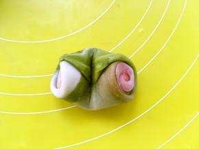 松弛好的面团从中间压一下，之后按扁，擀成圆片